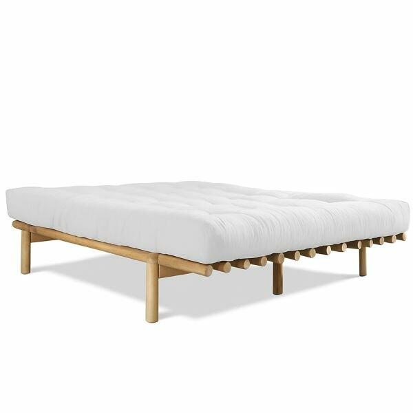 Karup Design futonbed Pace – minimalistisch houten platformbed met lage poten en futonmatras in een rustige, Scandinavische stijl.