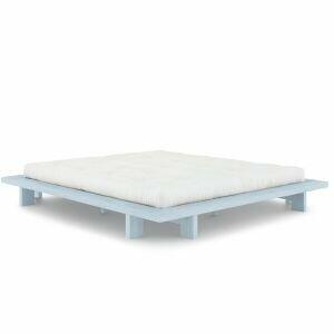 Karup Design futonbed Japan met sky-blue futonmatras op naturel dennenhouten platform; laag, minimalistisch Japandi-ontwerp.