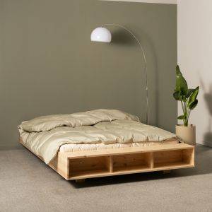 Karup futonbed Merge van massief, FSC-gecertificeerd dennenhout met zwevend frame en drie open opbergvakken aan het voeteneind (140×200 cm)