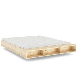 Packshot Karup futonbed Merge – laag ‘zwevend’ dennenhouten frame (FSC) met wit futonmatras en drie open vakken aan het voeteneind (140 × 200 cm).