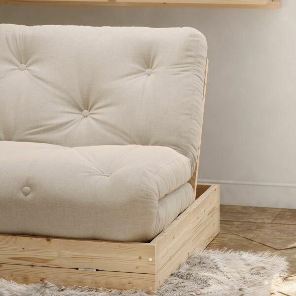 Close-up van Karup Design slaapbank Flip: off-white futonmatras met knoopstiksels op FSC-gecertificeerd dennenhouten boxframe in zitstand (ligvlak 140 × 200 cm)