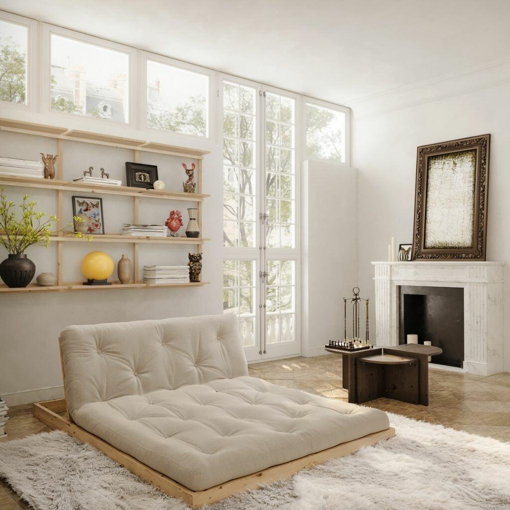 Karup Design slaapbank Flip uitgeklapt tot volwaardig bed (140 × 200 cm) met off-white futonmatras op FSC-gecertificeerd dennenhouten boxframe in een minimalistisch Japandi-interieur.