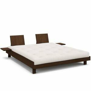 Karup Design futonbed Social in Carob Brown – laag, ‘zwevend’ massiefhouten frame met minimalistische lijnen.